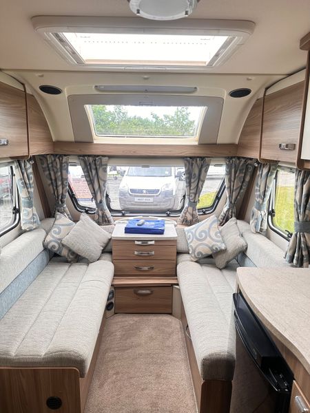 ✨STUNNING SWIFT CHARISMA 4 BERTH FIXED ISLAND BED✨ 390039726