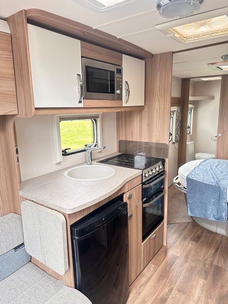 ✨STUNNING SWIFT CHARISMA 4 BERTH FIXED ISLAND BED✨ 390039728
