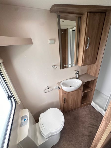 ✨STUNNING SWIFT CHARISMA 4 BERTH FIXED ISLAND BED✨ 390039731