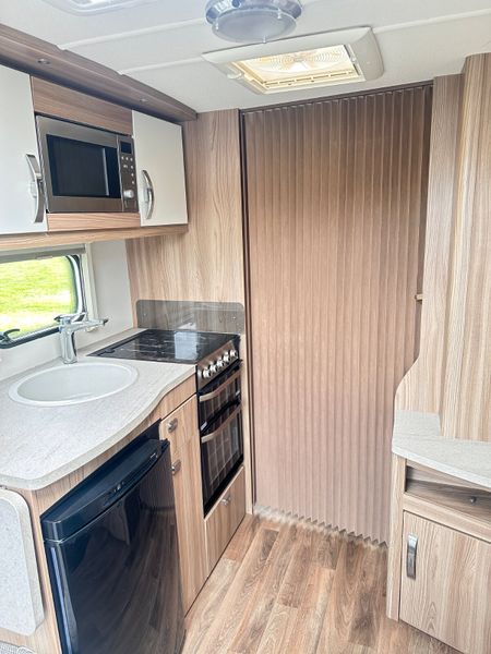✨STUNNING SWIFT CHARISMA 4 BERTH FIXED ISLAND BED✨ 390039734