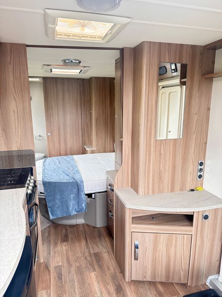 ✨STUNNING SWIFT CHARISMA 4 BERTH FIXED ISLAND BED✨ 390039735