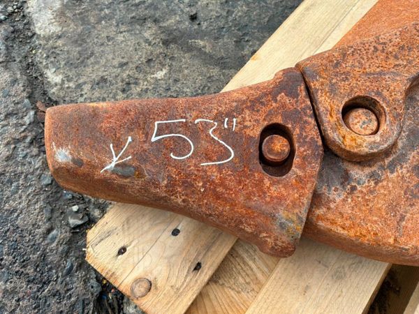 Heavy gauge ripper tooth....80mm pins.....1424t. 390373811