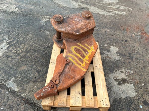 Heavy gauge ripper tooth....80mm pins.....1424t. 390373822