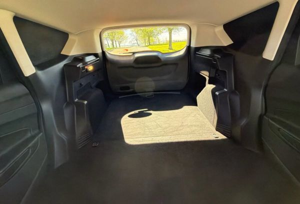 Ford Kuga 2019 commercial 2 seats 390580764