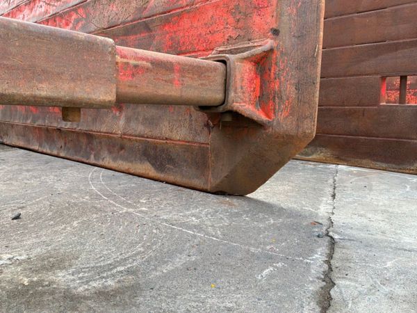 5.1mts x 4.3mts Trench box & riser.........9753. 390642284