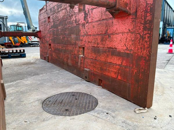 5.1mts x 4.3mts Trench box & riser.........9753. 390642302