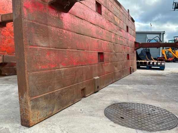 5.1mts x 4.3mts Trench box & riser.........9753. 390642303