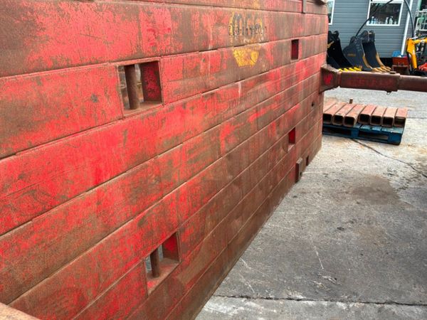 5.1mts x 4.3mts Trench box & riser.........9753. 390642306