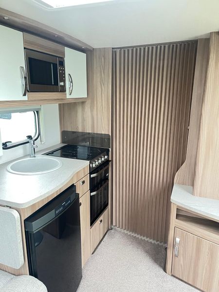 ✨2017 SWIFT ASTBURY 4 BERTH FIXED BED✨ 391243652