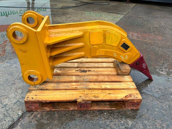 New / unused Ripper tooth.....100 / 90mm pins..... 391409593
