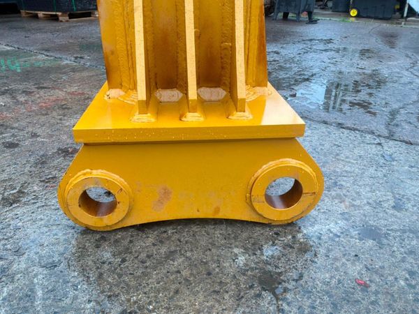 New / unused Ripper tooth.....100 / 90mm pins..... 391409598