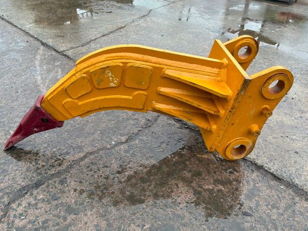 New / unused Ripper tooth.....100 / 90mm pins..... 391409599