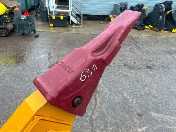New / unused Ripper tooth.....100 / 90mm pins..... 391409603
