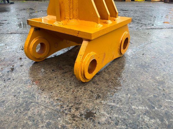 New / unused Ripper tooth.....100 / 90mm pins..... 391409607