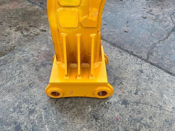 New / unused Ripper tooth.....100 / 90mm pins..... 391409611