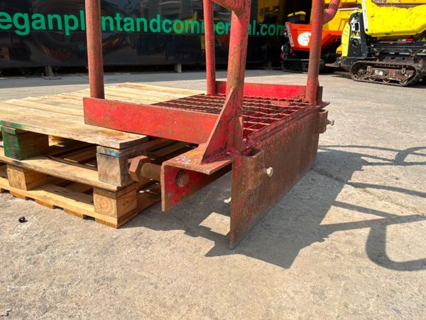 Trench box ladder safe platform / access gantry fr 391417769