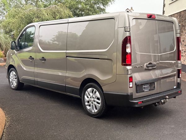 Spotless Low km Automatic 201 Renault Trafic! 391697242