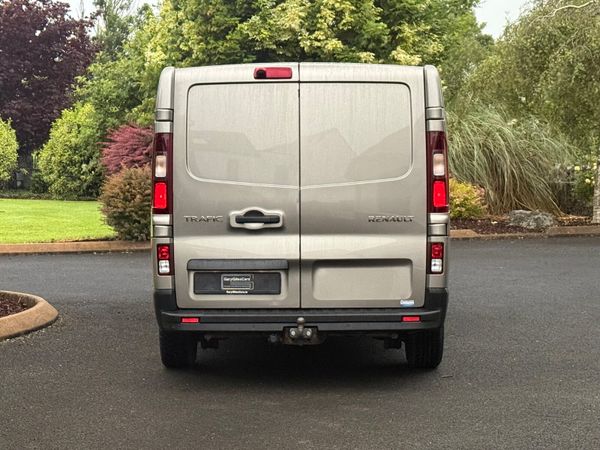 Spotless Low km Automatic 201 Renault Trafic! 391697256