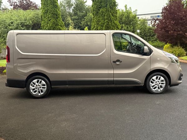 Spotless Low km Automatic 201 Renault Trafic! 391697258