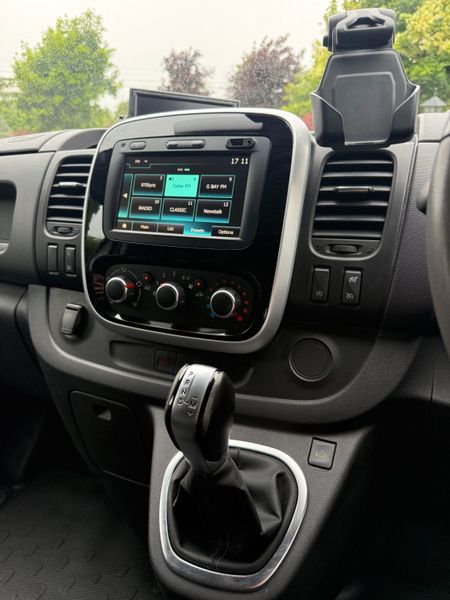 Spotless Low km Automatic 201 Renault Trafic! 391697262