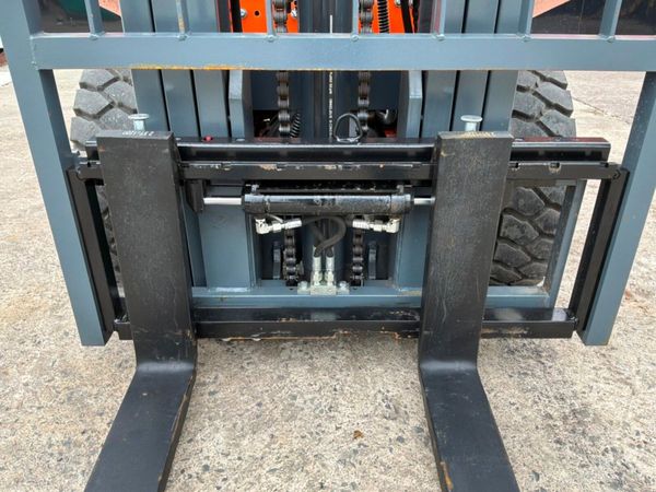 New / unused JQ Power 2.5 ton forklift..container 391701257