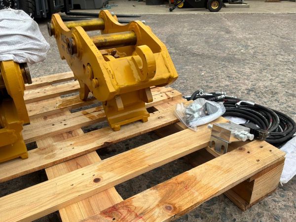 New / unused hydraulic quick hitch.....45mm pins.. 392021649