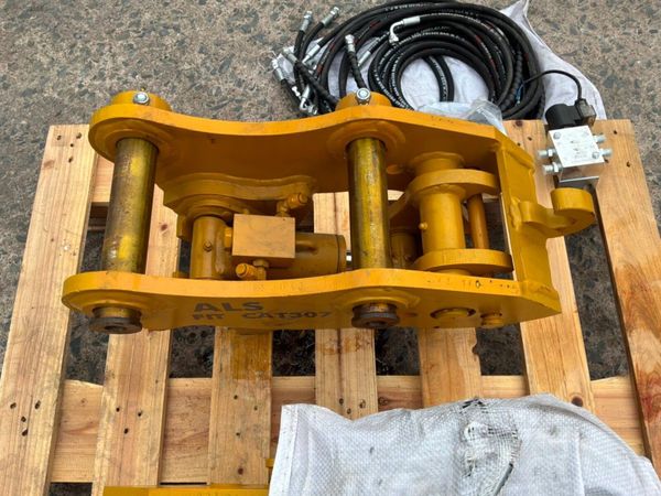 New / unused hydraulic quick hitch.....45mm pins.. 392021653