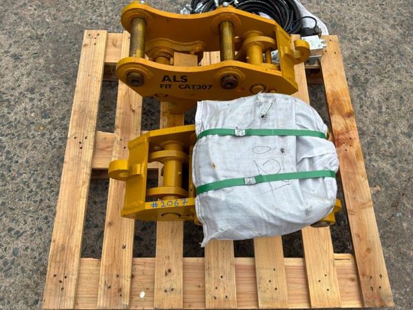 New / unused hydraulic quick hitch.....45mm pins.. 392021654
