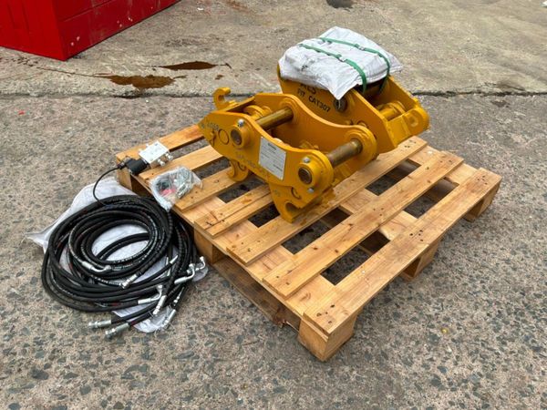 New / unused hydraulic quick hitch.....45mm pins.. 392021656