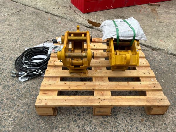 New / unused hydraulic quick hitch.....45mm pins.. 392021657