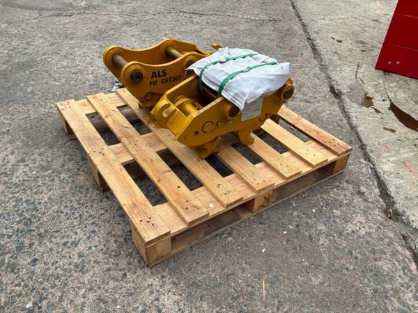 New / unused hydraulic quick hitch.....45mm pins.. 392021658