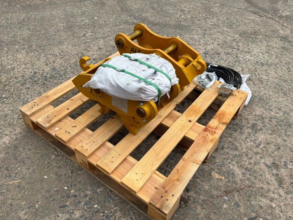 New / unused hydraulic quick hitch.....45mm pins.. 392021659