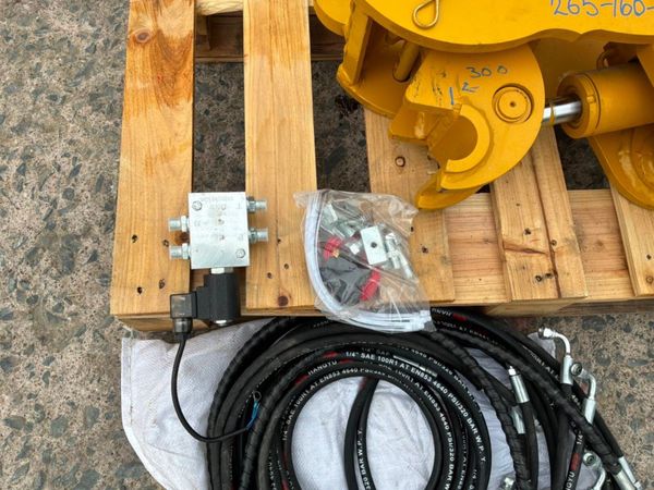 New / unused hydraulic quick hitch.....45mm pins.. 392021666