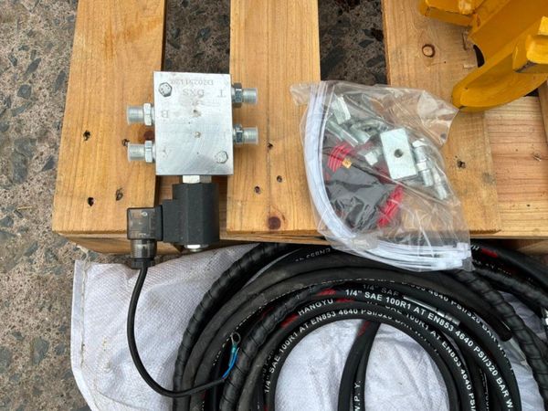 New / unused hydraulic quick hitch.....45mm pins.. 392021670