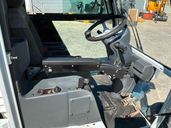 2020 bucher Cc1300 City road sweeper.....2026 hour 392151581