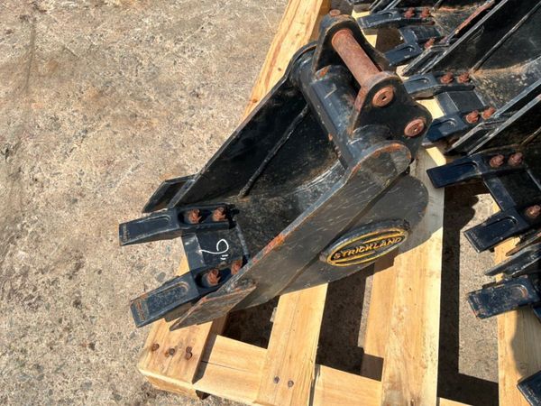 New 9" Strickland digging bucket.........25mm pins 392395680