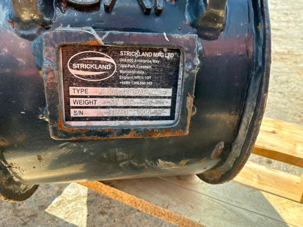 New 9" Strickland digging bucket.........25mm pins 392395684