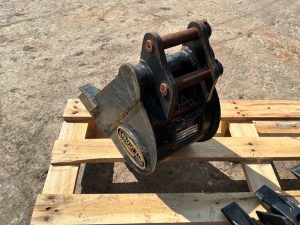 New 9" Strickland digging bucket.........25mm pins 392395687