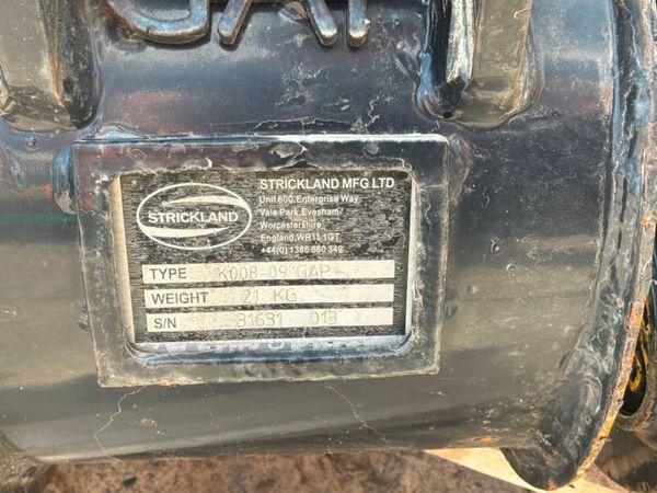 New 9" Strickland digging bucket.........25mm pins 392395696
