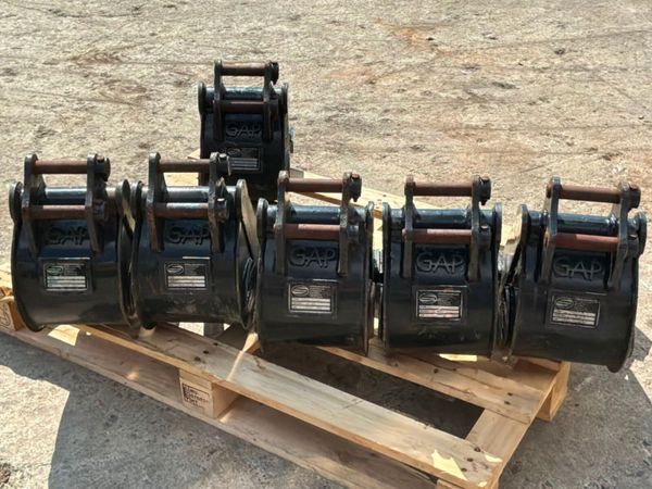 New 9" Strickland digging bucket.........25mm pins 392395698