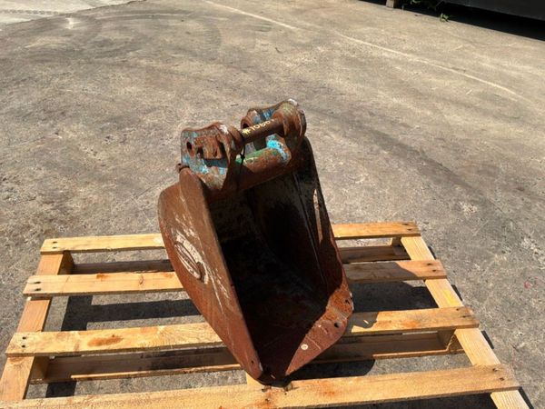 12" Strickland mini digger bucket....30mm pins... 392333477