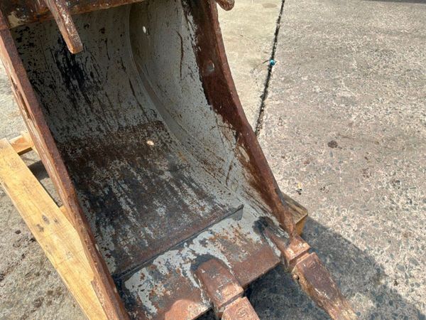 24" Geith bucket...65mm pins.......13 tonne......2 392497735