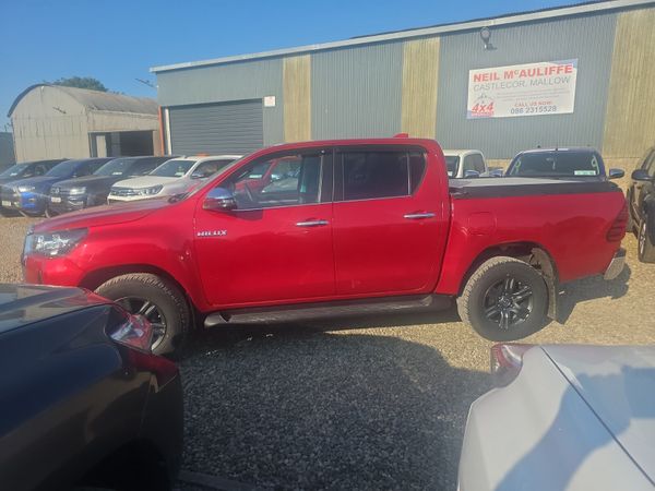Toyota Hilux 2.8 D4D SR5 392572957