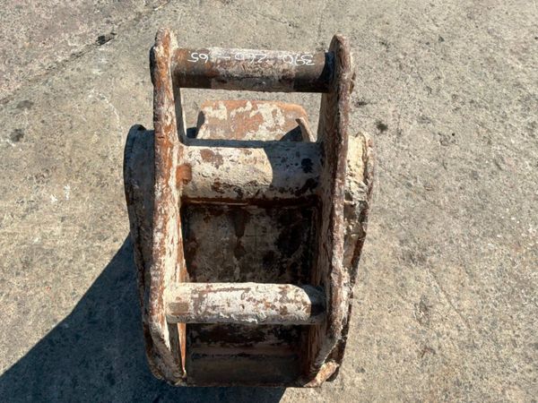 18 Gummy digging bucket............65mm pins...... 392535807