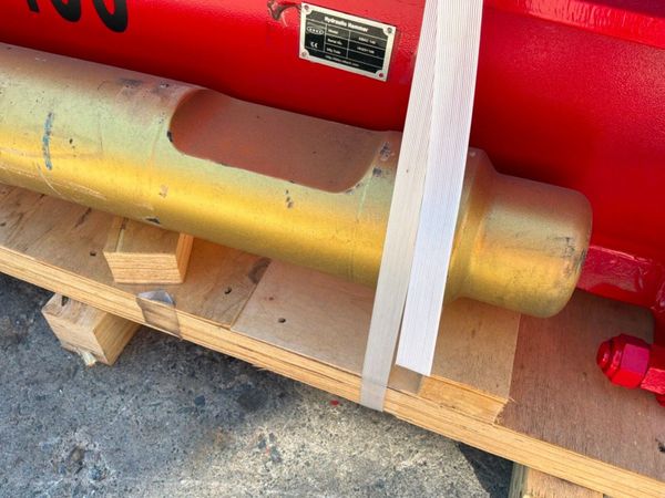 New / unused KBC 140 Hammer.....90mm Pins........2 392604391