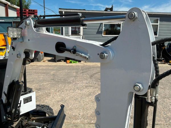 New / unused 1.0 tonne Ep12 Mini digger.........34 392611090