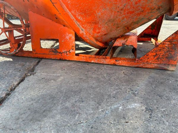 1000 litre Banana type concrete pouring skip...... 392745056