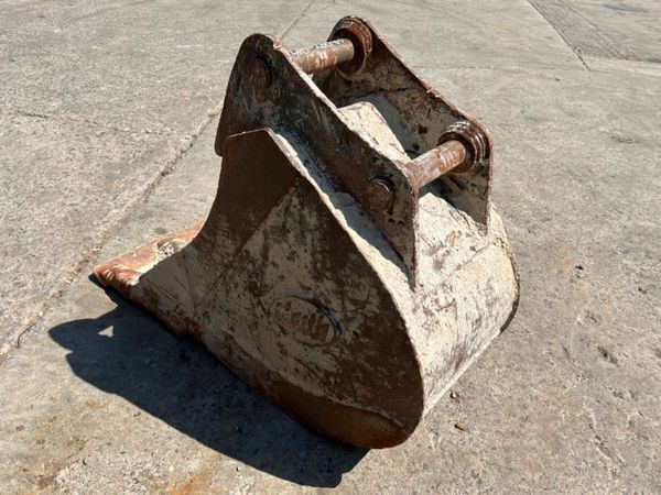 24" Geith digging bucket.....65mm pins.......044. 392721361