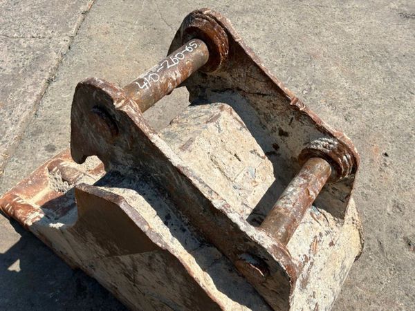 24" Geith digging bucket.....65mm pins.......044. 392721362