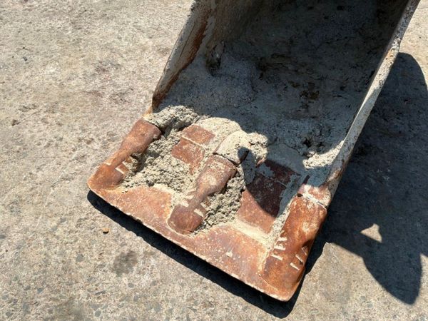 24" Geith digging bucket.....65mm pins.......044. 392721365